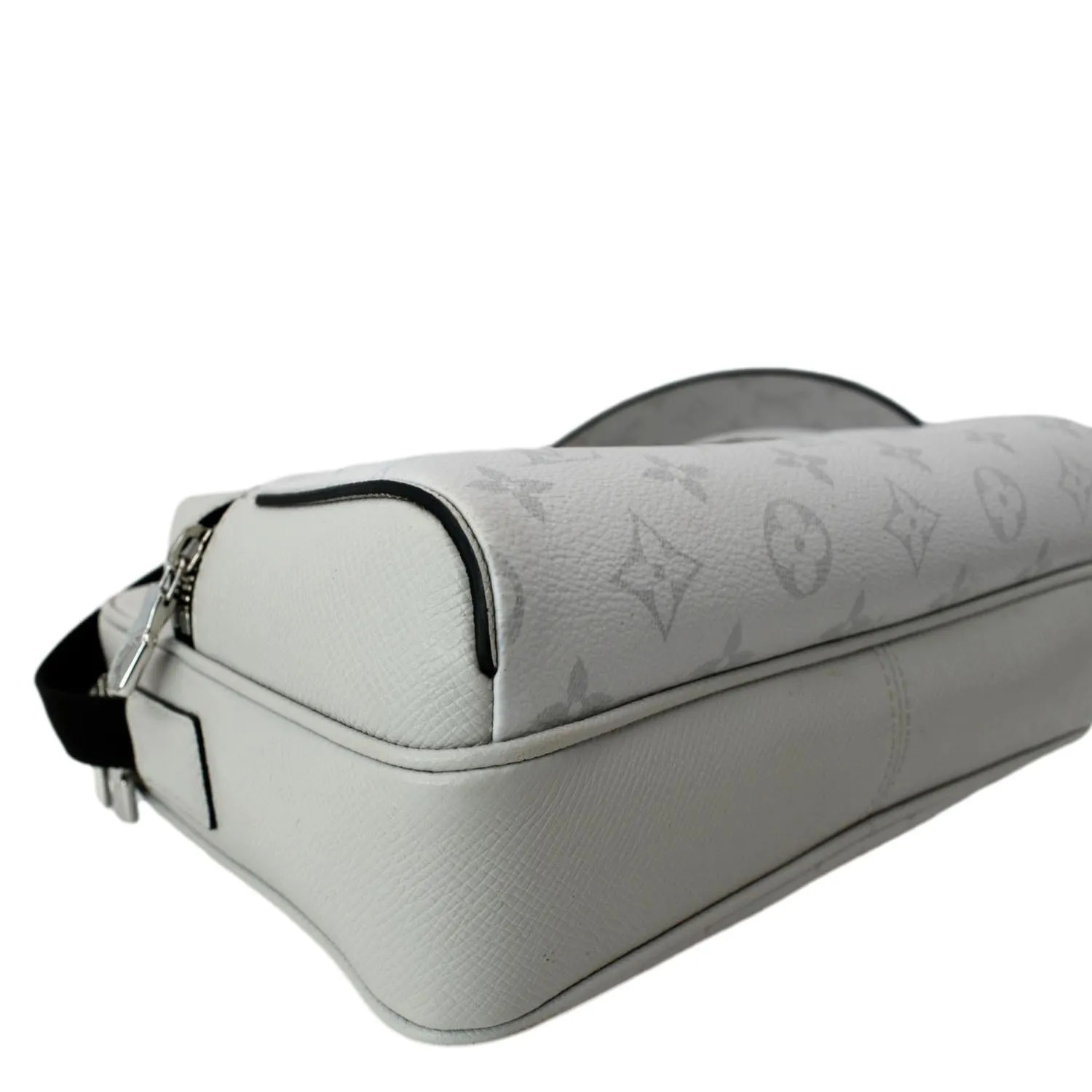 LOUIS VUITTON Outdoor Messenger Monogram Taiga Leather Shoulder Bag Antartica