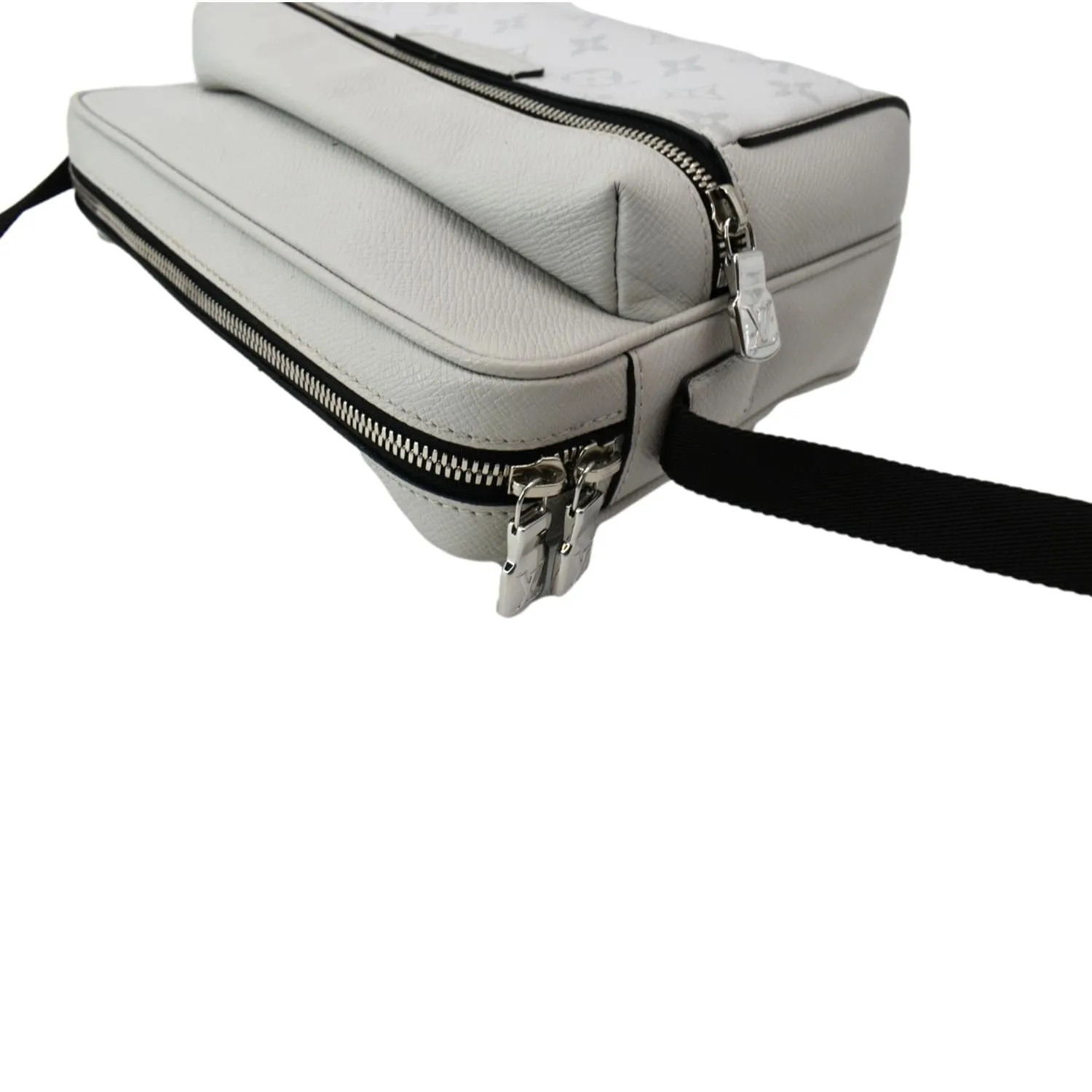 LOUIS VUITTON Outdoor Messenger Monogram Taiga Leather Shoulder Bag Antartica