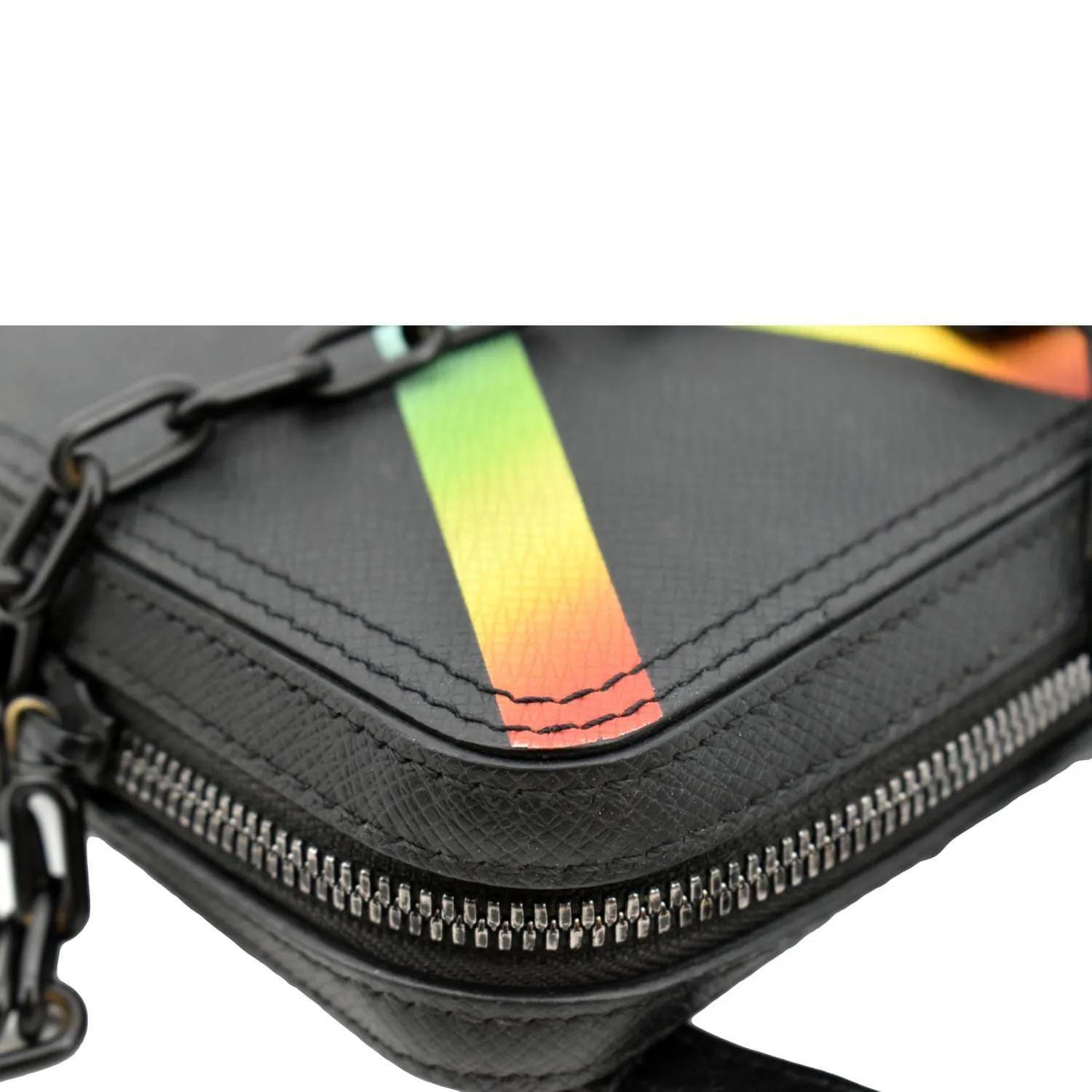 LOUIS VUITTON Sac Danube Taiga Messenger Crossbody Bag Black